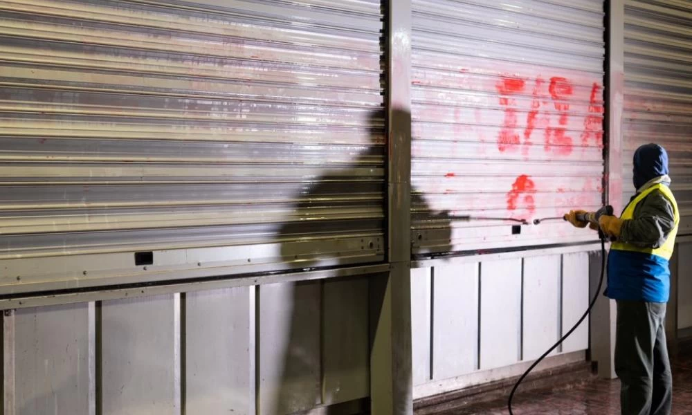 Αθήνα-Καθάρισε ο τόπος επιτέλους: Αντι-γκράφιτι παρέμβαση στην Ερμού